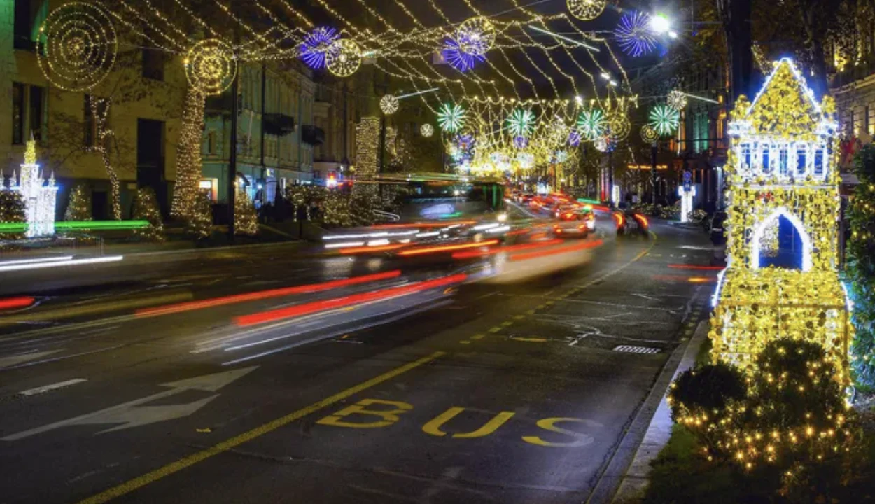 საახალწლო ღონისძიებებთან დაკავშირებით, 1-ელი დეკემბრიდან დედაქალაქის გარკვეულ ქუჩებზე მათ შორის, რესპუბლიკის მოედანზე, საავტომობილო მოძრაობა შეიზღუდება - 31 დეკემბრის 20:00 საათიდან კი სრულად დაიკეტება რუსთაველი გამზირი