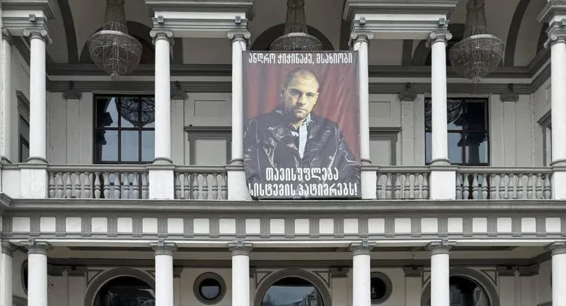 ვასო აბაშიძის სახელობის მუსიკალური კომედიისა და დრამის თეატრი კიდევ რამდენიმე მსახიობმა დატოვა. თეატრიდან წავიდნენ დავით ბეშიტაიშვილი, ანასტასია ჭანტურია, მანუ თავაძე და ლუკა ჯაფარიძე.  მანამდე, თეატრი დატოვეს მსახიობებმა: კახა კინწურაშვილმა, ეკა დემეტრაძემ, გივიკო ბარათაშვილმა და ნანკა კალატოზიშვილმა.