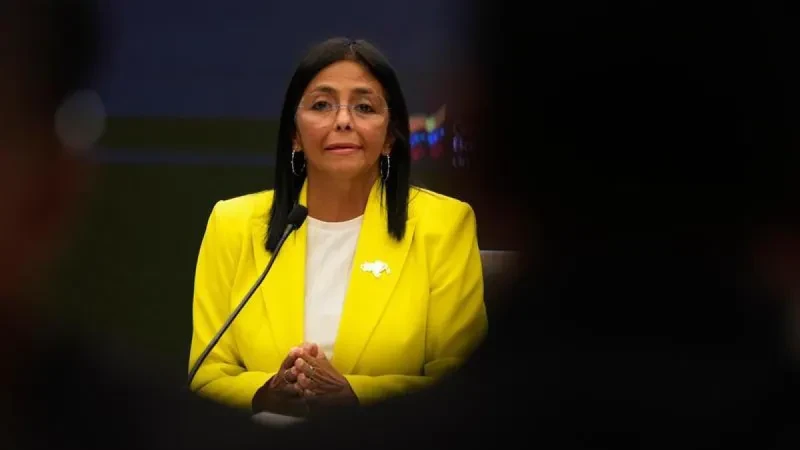 ვენესუელის უზენაესმა სასამართლომ ვიცე-პრეზიდენტ დელსი როდრიგესს დაავალა, რომ პრეზიდენტის მოვალეობის შესრულება დაიწყოს, - ინფორმაციას CNN-ი ავრცელებს.  სასამართლოს მიერ გამოცემული ბრძანების თანახმად, მადუროს „დროებით არ შეუძლია ფუნქციების განხორციელება“.