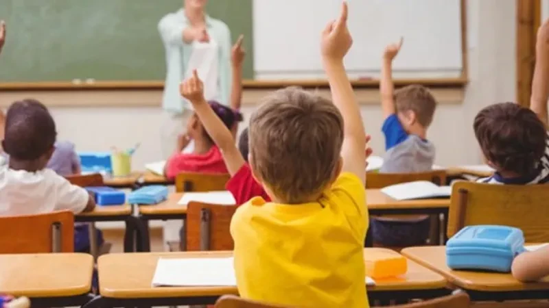 პარლამენტის განათლებისა და მეცნიერების კომიტეტის სხდომაზე, „ზოგადი განათლების შესახებ“ კანონის პროექტის მეორე მოსმენით განხილვისას, იმ ინიციატივის შეცვლაზე შეთანხმდნენ, რომლის თანახმად, მასწავლებელს, რომელსაც ხელშეკრულება მოსწავლეზე ძალადობის გამო შეუწყდება, 3 წლის განმავლობაში ზოგადსაგანმანათლებლო დაწესებულებაში დასაქმების უფლება ეზღუდება.