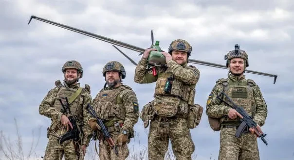 უკრაინის უპილოტო სისტემების ძალები - 7 თვეში 20 მილიარდი დოლარის ღირებულების რუსულ სამიზნეებს დავარტყით. სამიზნეებს შორის იყო 532 ტანკი,  2 500 საარტილერიო დანადგარი და ჰაუბიცა, 7 700-მდე სატრანსპორტო საშუალება და 5 500-ზე მეტი მოტორიზებული სატრანსპორტო საშუალება. დრონების ოპერატორებმა ასევე იბრძოლეს 50 000 რუსი ჯარისკაცის წინააღმდეგ.