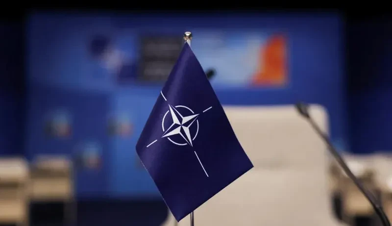 ნატო-მ თურქეთის მიმართულებით ბალისტიკური რაკეტის გაშვება დაგმო. ამის შესახებ განცხადება ნატოს პრესსპიკერმა ალისონ ჰარტიმ გააკეთა.  „ნატო მტკიცედ დგას ყველა მოკავშირის გვერდით, მათ შორის თურქეთის გვერდით, მაშინ როდესაც ირანი აგრძელებს განურჩეველ თავდასხმებს რეგიონში. ჩვენი შეკავებისა და თავდაცვის პოზიცია ყველა სფეროში ძლიერია, მათ შორის საჰაერო და სარაკეტო თავდაცვის კუთხით“, - განაცხადა ნატოს პრესსპიკერმა.