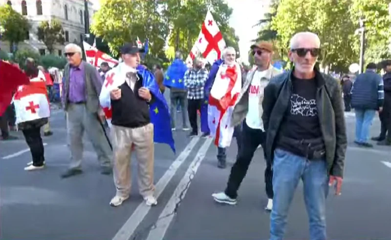 პარლამენტთან აქციის მონაწილეები იკრიბებიან - მათ საავტომობილო გზა გადაკეტეს