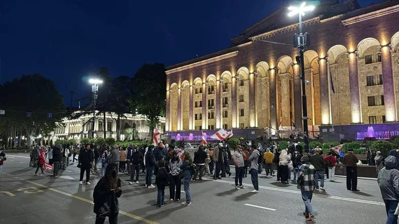 პარლამენტთან საპროტესტო აქცია მიმდინარეობს