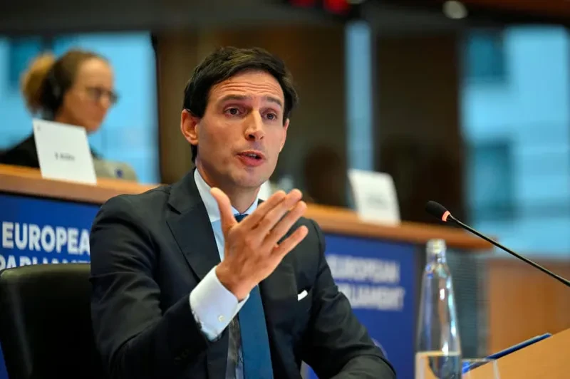 ევროკავშირი გმობს პოლიტიკურ რეპრესიას, მათ შორის ოპოზიციური ლიდერების, ჟურნალისტებისა და სამოქალაქო აქტივისტების წინააღმდეგ, მთავრობას მოუწოდებს, რომ დაუყოვნებლივ და უპირობოდ გაათავისუფლოს ყველა უკანონოდ დაკავებული პირი,- ამის შესახებ ევროკომისარმა ვოპკე ჰუკსტრამ ევროპარლამენტში საქართველოს შესახებ დებატებზე განაცხადა.   მისივე განცხადებით, საბოლოოდ, ევროკავშირი მზად რჩება, პასუხი აგებინოს მათ, ვინც პასუხისმგებლები არიან "მნიშვნელოვან დემოკრატიულ უკუსვლასა" და ადამიანის უფლებების დარღვევებზე საქართველოში.