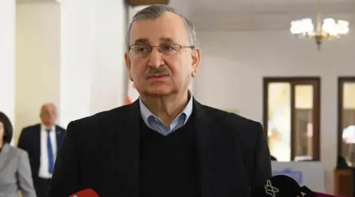 რომან გოცირიძე - რას ნიშნავს „იმედის“ დასანქცირება: ვერ მოიზიდავენ რეკლამას, ვერ დაასუბსიდირებს ივანიშვილი, ვერ გადარიცხავენ უცხოეთში ფულს, მათ შორის სატელიტის მომსახურებისათვის - ლარში მომსახურებასაც ვერ გაბედავს ვერც ერთი სერიოზული ბანკი.   როგორც ის „ფეისბუქის“ გვერდზე წერს, სანქციების სიაში, შესაძლოა, ტელეკომპანია „რუსთავი 2“ აღმოჩნდეს.