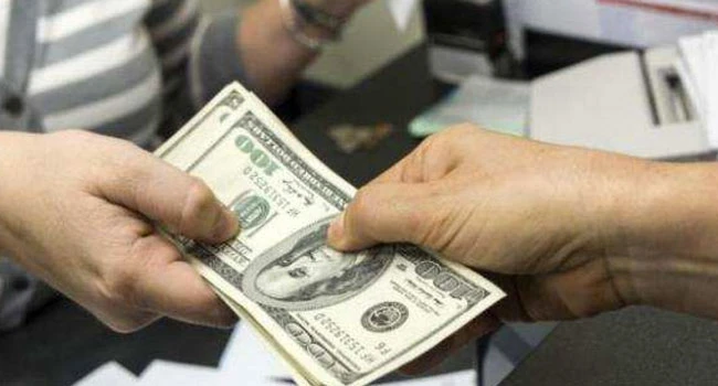 ეროვნული ბანკის მიერ გამოქვეყნებული მონაცემების თანახმად, დღევანდელი ვაჭრობის შედეგად 1 აშშ დოლარის ღირებულება 2.6970 ლარი გახდა. კურსი, რომელიც დღეს მოქმედებდა, 2.6975 ლარი იყო. შესაბამისად, დოლარის ცვლილებამ ეროვნულ ვალუტასთან მიმართებაში 0.0005 ლარი შეადგინა.