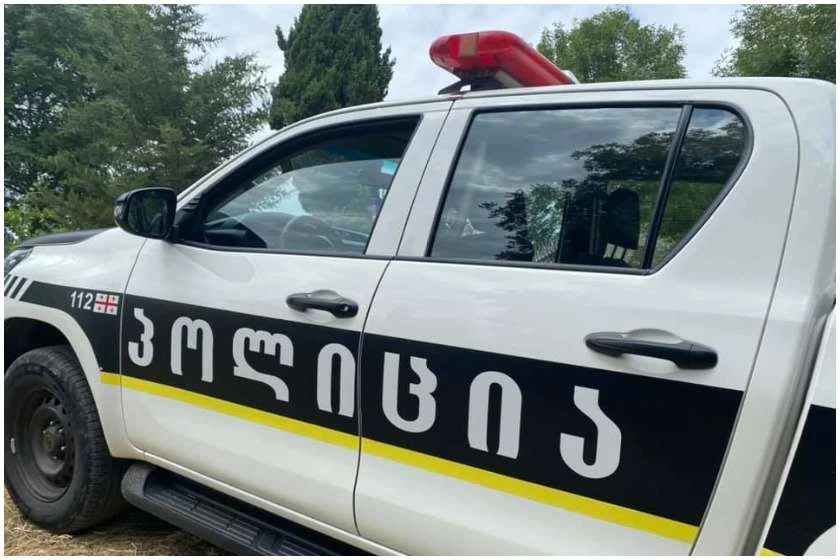 შიდა ქართლის პოლიციის დეპარტამენტის ხაშურის რაიონული სამმართველოს თანამშრომლებმა, ჯგუფურად ჩადენილი ქურდობის ბრალდებით 2005 წელს დაბადებული მ.თ. და 1997 წელს დაბადებული ს.ბ. დააკავეს. ინფორმაციას შსს ავრცელებს.  ბრალდებულებმა დაბა სურამში მდებარე საცხოვრებელ სახლში უკანონოდ შეაღწიეს, საიდანაც 10 000 ლარამდე ღირებულების ელექტრომოწყობილობას  დაეუფლნენ და მიიმალნენ.