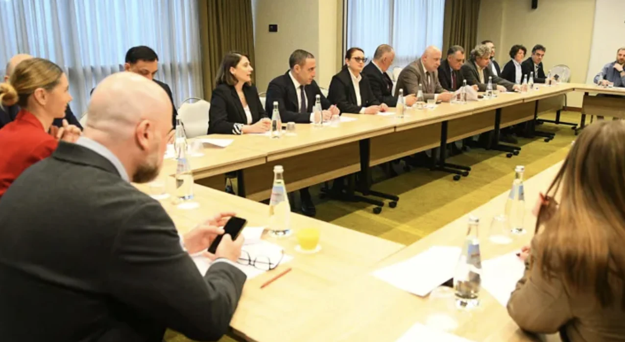 დიქტატორი ივანიშვილი საკუთარი ლეგიტიმაციის არაღიარებისთვის პატიმრობით სჯის იმ ხალხს, რომელიც ნებისმიერი დემოკრატიული ხელისუფლების ლეგიტიმაციის ერთადერთი წყაროა - რეჟიმი თავადვე ააშკარავებს საკუთარი მარცხის წინაპირობას: მას ყველაზე მეტად ხალხის არაღიარების ეშინია, - ამის შესახებ „ოპოზიციის ალიანსის“ განცხადებაშია აღნიშნული.