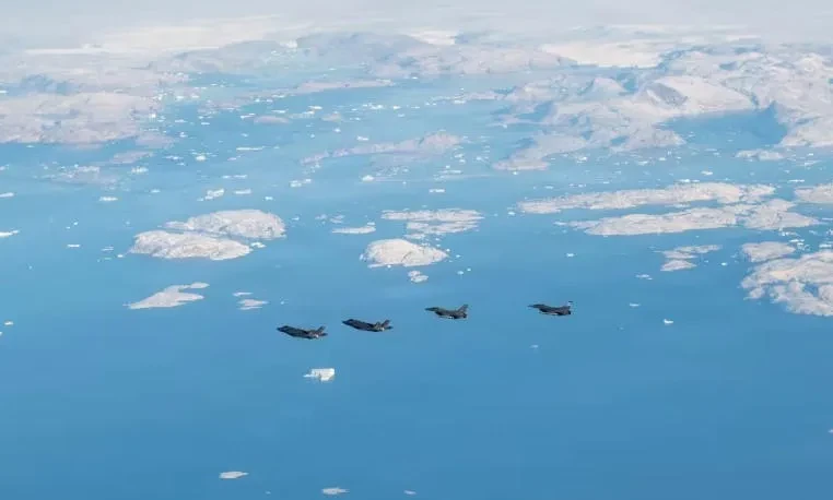 აშშ გრენლანდიაზე კონტროლის მოპოვების ვარიანტებს განიხილავს - სამხედრო ძალის გამოყენება გამორიცხული არ არის, - ამის შესახებ განცხადებას თეთრი სახლი ავრცელებს.  თეთრი სახლის პრესსპიკერის, კეროლაინ ლევიტის ცნობით, აშშ-ის პრეზიდენტის ადმინისტრაცია „მნიშვნელოვანი საგარეო პოლიტიკური მიზნის მისაღწევად სხვადასხვა ვარიანტებს განიხილავს“.