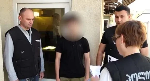 შინაგან საქმეთა სამინისტროს ქვემო ქართლის პოლიციის დეპარტამენტის ბოლნისის რაიონული სამმართველოს თანამშრომლებმა, ძალადობისა და ჯანმრთელობის განზრახ ნაკლებად მძიმე დაზიანების ბრალდებით 2005 წელს დაბადებული ა.კ. დააკავეს. ამის შესახებ ინფორმაციას საქართველოს შს სამინისტრო ავრცელებს.  გამოძიებით დადგინდა, რომ ბრალდებული ბოლნისის მუნიციპალიტეტის ერთ-ერთ სოფელში, ურთიერთშელაპარაკების ნიადაგზე - 1994 წელს დაბადებულ ნ.ნ.-ს ფიზიკურად გაუსწორდა.  „დაშავებული მამაკაცი შესაბამისი სამედიცინო დახმარების გაწევის მიზნით საავადმყოფოში გადაიყვანეს.