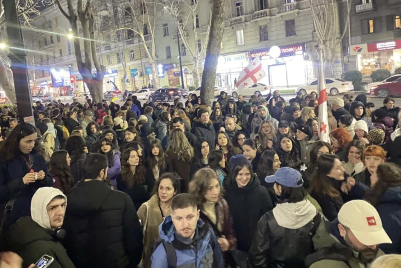 „ვიცავთ ილიაუნის“ - ამ ლოზუნგით ილიას სახელმწიფო უნივერსიტეტის A კორპუსთან საპროტესტო აქცია მიმდინარეობს. აქციაში მონაწილე პროფესორ-მასწავლებლები და სტუდენტები განათლების სამინისტროს მიერ სახელმწიფო უნივერსიტეტებისთვის კვოტების განაწილებასთან დაკავშირებით მიღებულ გადაწყვეტილებას აპროტესტებენ. აქციის მონაწილეებს თან აქვთ საქართველოს დროშები.