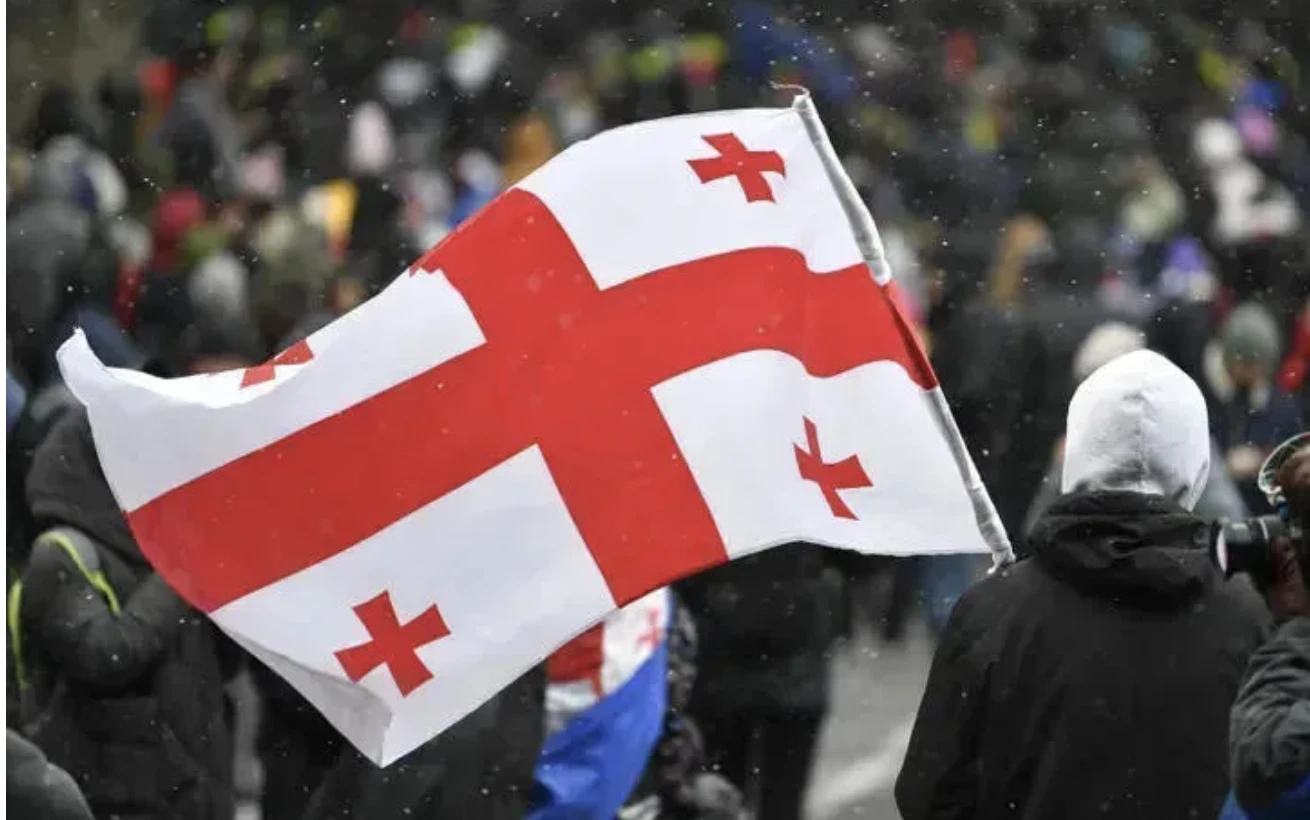 „არ შევეგუებით ოკუპაციას“- ამ ლოზუნგით, 25 თებერვალს საპროტესტო აქცია-მსვლელობა გაიმართება.  ​25 თებერვალს, ვიკრიბებით, რათა:  პატივი მივაგოთ მათ, ვინც ბოლო ტყვიამდე დაიცვა დედაქალაქი;  ხმამაღლა ვთქვათ, რომ ოკუპაცია დროებითია, ხოლო ჩვენი წინააღმდეგობა – მარადიული;  ვაჩვენოთ, რომ მათი დაწყებული საქმე ჩვენს ხელშია და მას ბოლომდე მივიყვანთ“,- აღნიშნავენ ორგანიზატორები.