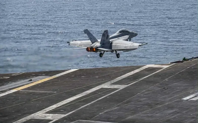 აშშ-მა ირანში მიმდინარე ოპერაციის ფარგლებში 3000-ზე მეტ სამიზნეს დაარტყა, - ინფორმაციას აშშ-ის ცენტრალური სარდლობა ავრცელებს.  აშშ-ის ცენტრალური სარდლობის განცხადებით, დარტყმების განხორციელებისას უპირატესობა ენიჭება „იმ ადგილებს, რომლებიც გარდაუვალ საფრთხეს წარმოადგენენ“ და მიზანი „ირანის რეჟიმის უსაფრთხოების აპარატის ჩამოშლაა“.  მათივე ცნობით, ბოლო ერთ კვირაში ირანის ბალისტიკური რაკეტების საცავებსა და ირანის „ისლამური რევოლუციის გუშაგთა კორპუსის“ სამეთაურო ცენტრებს დაარტყეს.